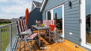 Une terrasse dotée de mobilier d’extérieur, d’une table et d’une chaise.