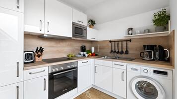 Kühlschrank, Mikrowelle, Ofen, Herdplatte