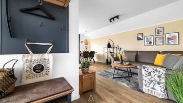 TV, fireplace, table tennis, books