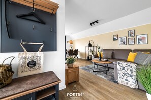 Televisio, takka, pöytätennispöytä, kirjoja