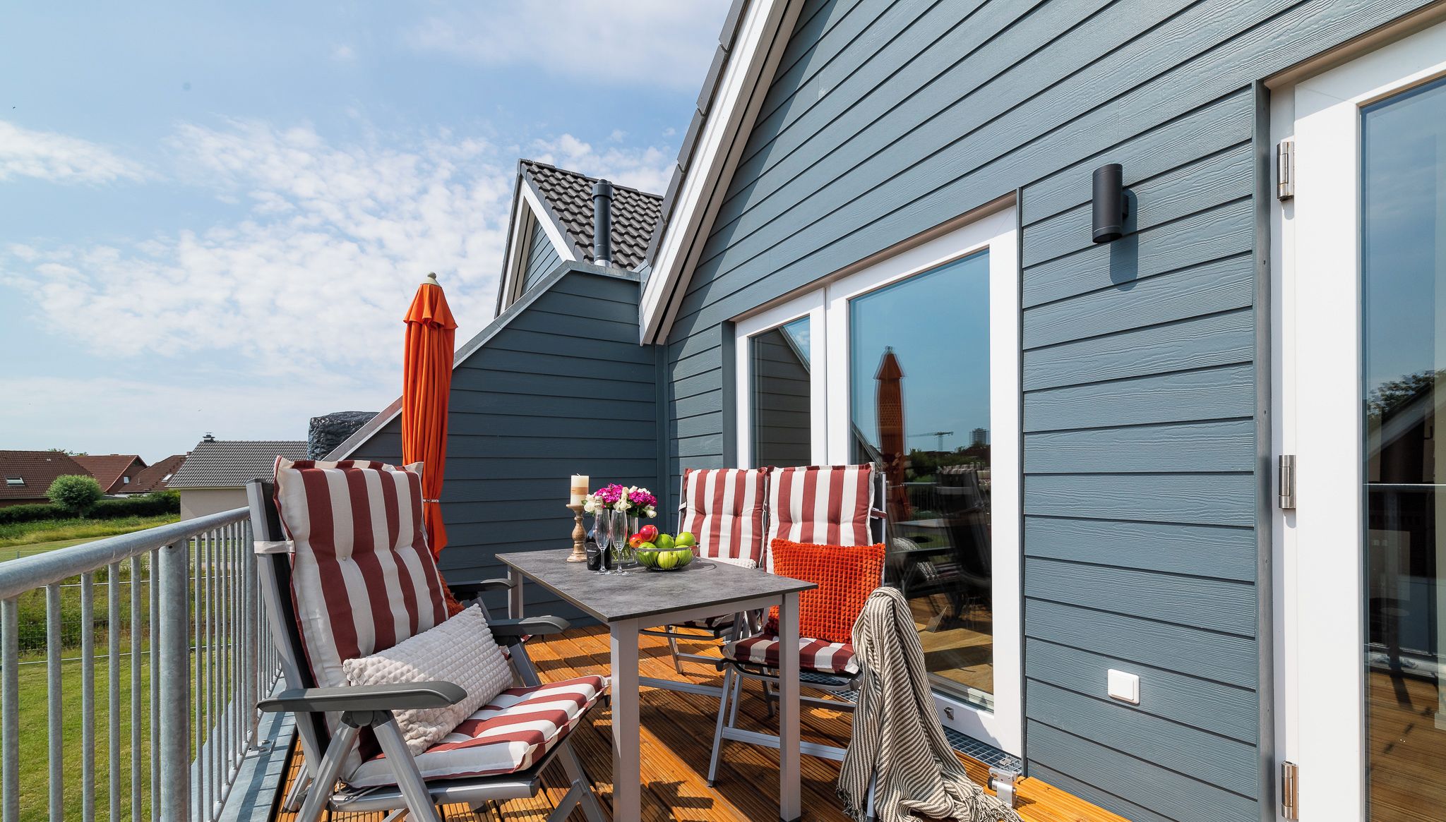 Une terrasse dotée de mobilier d’extérieur, d’une table et d’une chaise.