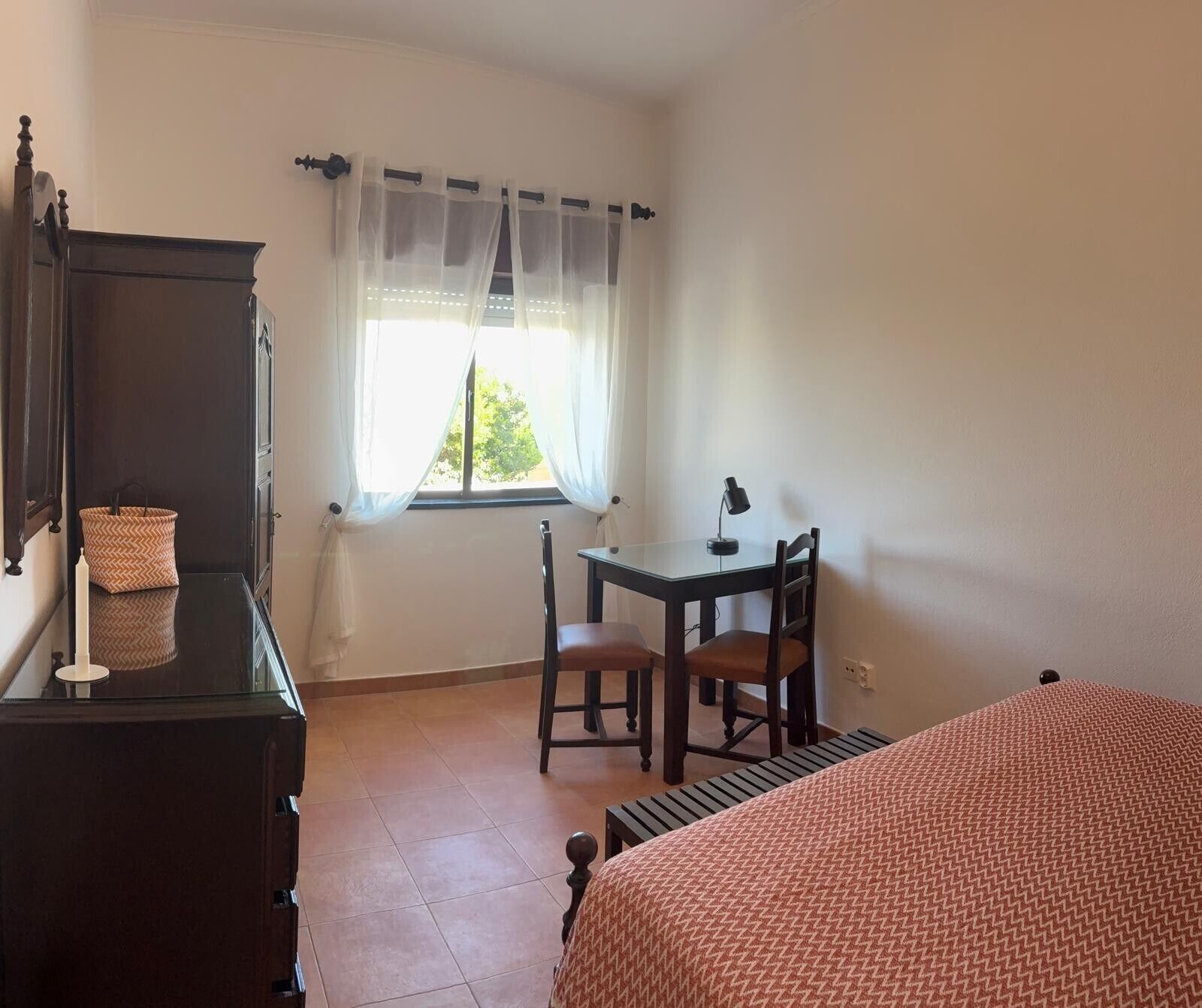 1 chambre, fer et planche à repasser, Wi-Fi gratuit, draps fournis