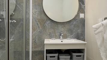 Een douche, een haardroger, handdoeken