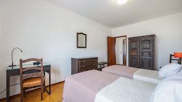 2 Schlafzimmer, BĂŒgeleisen/BĂŒgelbrett, kostenloses WLAN, BettwĂ€sche