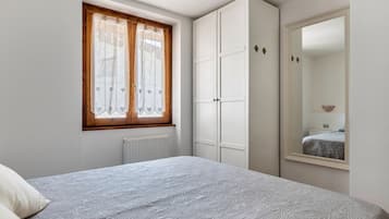 1 habitación, tabla de planchar con plancha, wifi gratis y ropa de cama