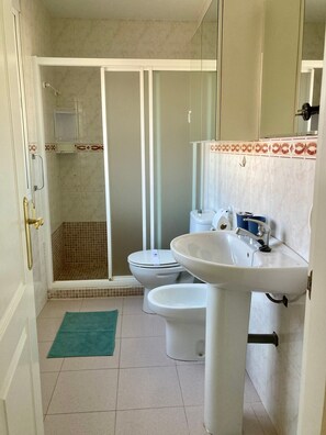 أحواض استحمام، مجففات شعر، مناشف