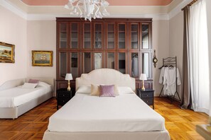 2 bedrooms, in-room safe, desk, iron/ironing board