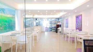 Desayuno completo diario (INR 1 por persona)