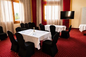 A conference room with tables, chairs, and a television screen. - Safir Dahab Resort (Dahab)