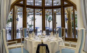 3 restaurantes; se sirve desayuno, almuerzo y cena