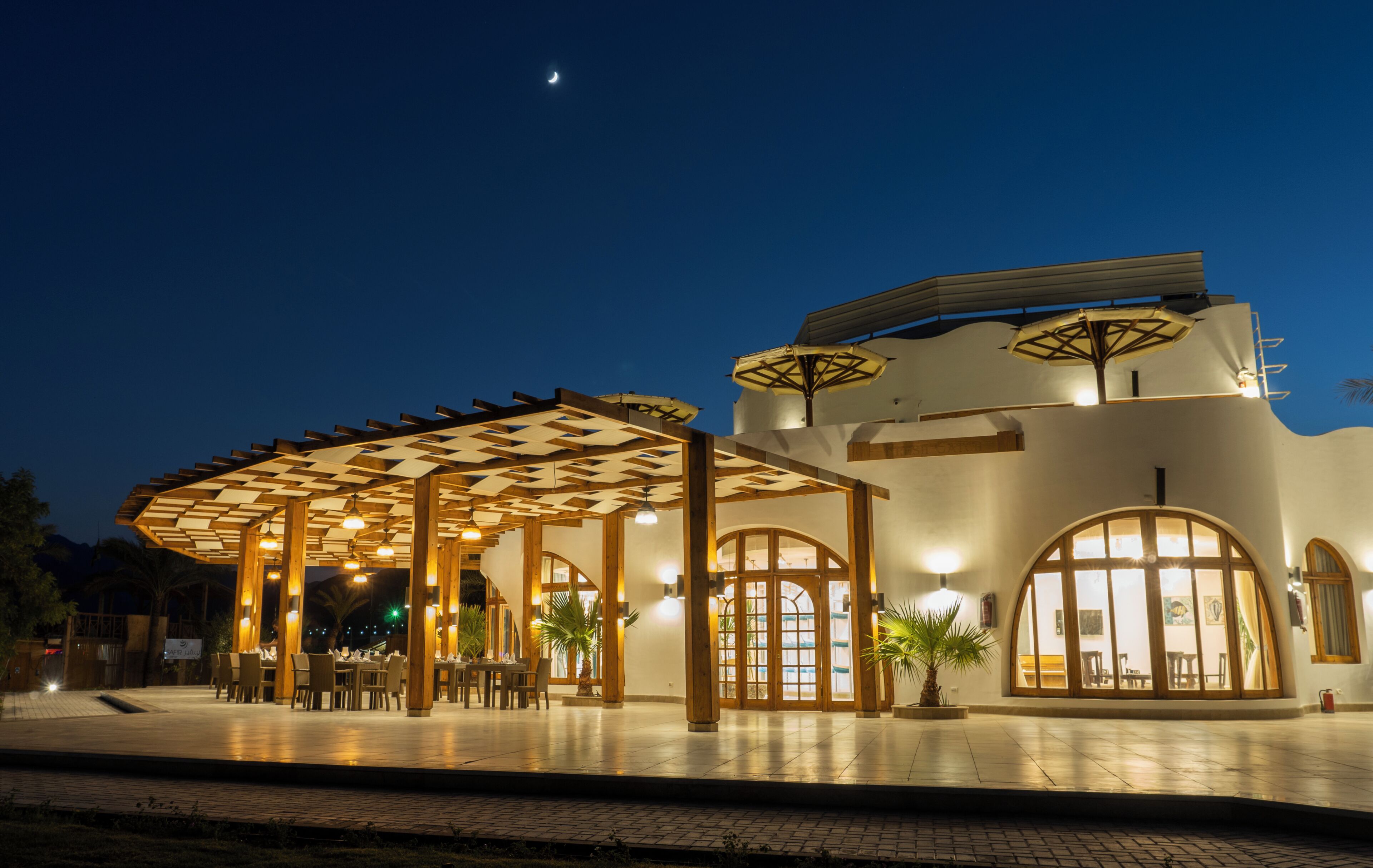 3 restaurants; breakfast, lunch, and dinner served