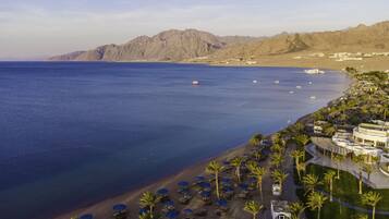 Praia particular, barracas de praia de cortesia, guarda-sóis