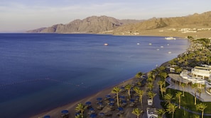 Privat strand, gratis strandcabanor, parasoller och strandhanddukar