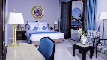 Minibar, caja de seguridad en la habitación y escritorio