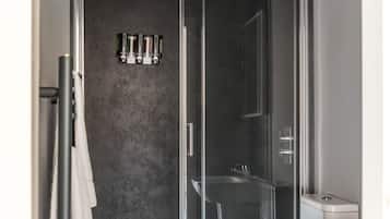 Superior Double Room | Bathroom | Free toiletries, hair dryer, towels