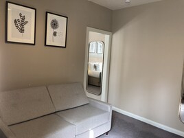 Family Room | Iron/ironing board, free WiFi