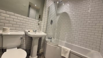 Habitación doble (Room 5) | Baño | Artículos de higiene personal gratuitos, secador de pelo y toallas