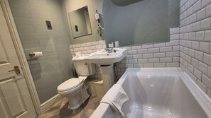 Habitació doble (Room 2) | Bany | Articles de tocador gratuïts, assecador de cabells i tovalloles 