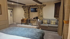 Double Room (Room 3) | Free WiFi - The Snooty Fox (Carnforth)