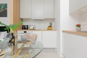 Fridge, oven, stovetop, dishwasher