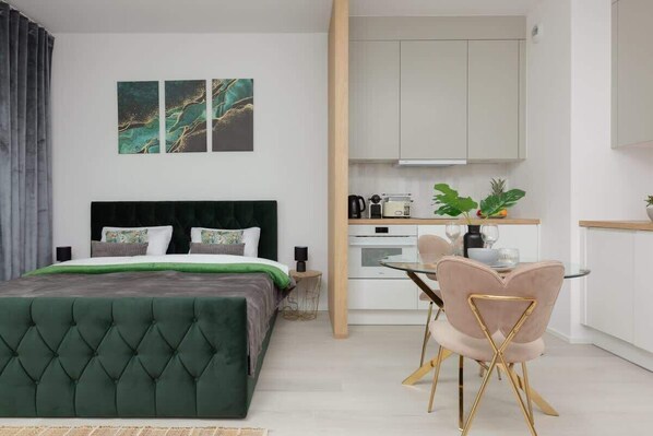 Tabla de planchar con plancha, wifi y ropa de cama 