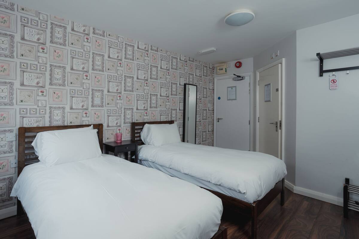 Habitación con 2 camas individuales | Escritorio, tabla de planchar con plancha y wifi gratis