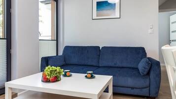 Een flatscreentelevisie en een kantoor