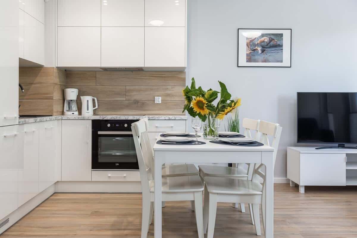Fridge, oven, stovetop, dishwasher