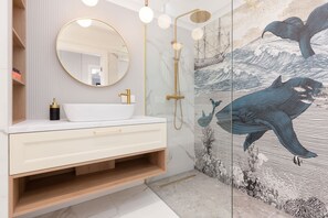 Dusche, Haartrockner, Handtücher, Shampoo