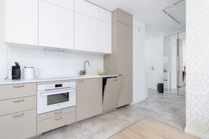 Een koelkast, een oven, een kookplaat, een vaatwasser