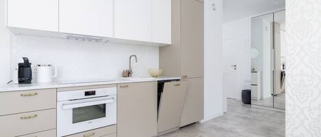 Fridge, oven, stovetop, dishwasher