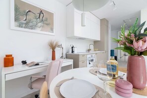 Een koelkast, een oven, een kookplaat, een vaatwasser