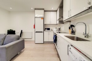 Basic-Apartment | Eigene Küche | Großer Kühlschrank, Mikrowelle, Ofen, Toaster
