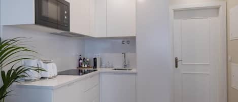 Modern Studio in Downtown Lisbon | مطبخ خاص | ماكينة لصنع الإسبريسو، ثلاجة، ميكروويف، موقد طهي مسطح