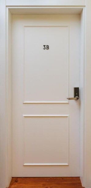 Modern Studio with Plenty of Natural Light | Safe - Peixeira Studios and Apartments (Lisbon)