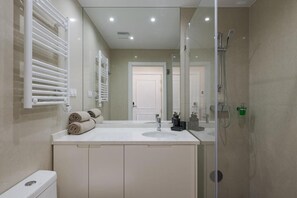Refurbished Apartment in Traditional Neighborhood | Badezimmer
