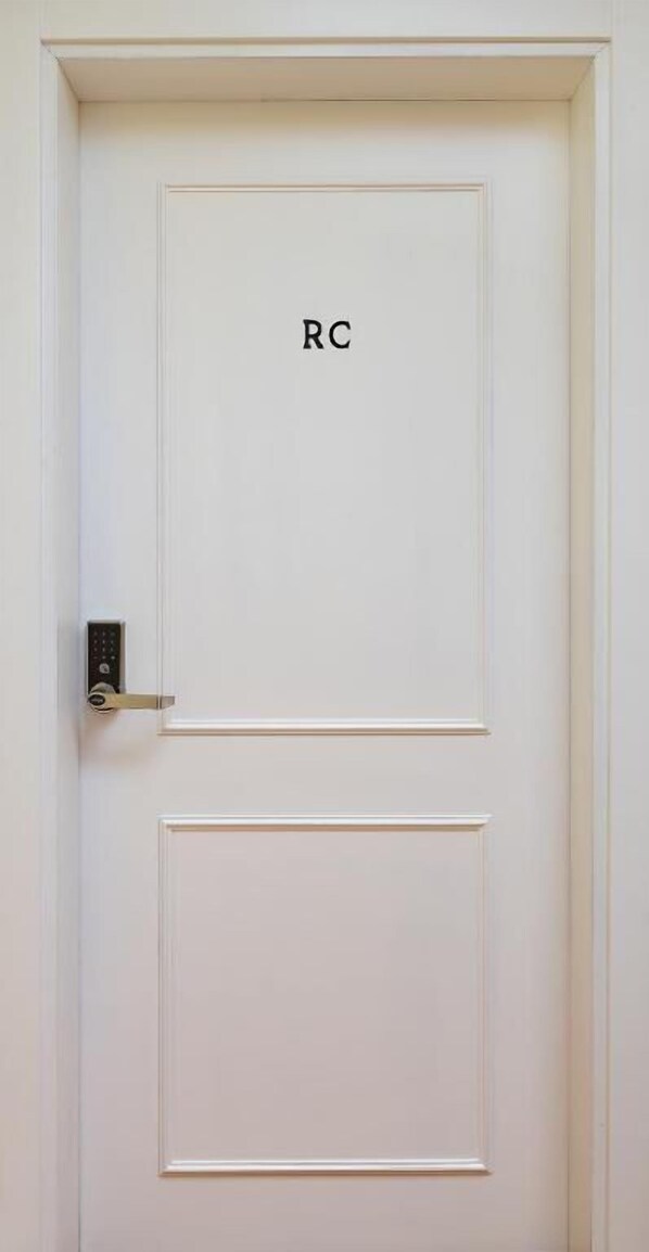 Cozy Apartment with Interior Terrace | Safe - Peixeira Studios and Apartments (Lisbon)