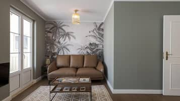 Refurbished Apartment in Traditional Neighborhood | Living area