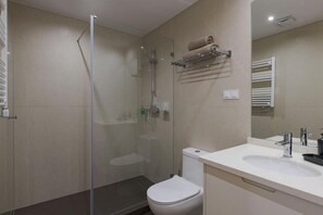 Modern Studio with Plenty of Natural Light | Salle de bain | Douche, sèche-cheveux, serviettes fournies, savon
