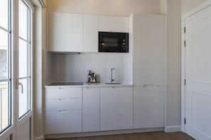 Cozy Studio with Balcony | ครัวขนาดเล็กส่วนตัว | ตู้เย็น, ไมโครเวฟ, เตาประกอบอาหาร, เครื่องชงกาแฟเอสเปรสโซ