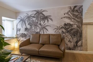 Appartement | Woonruimte | Een 22-inch flatscreentelevisie met kabelzenders