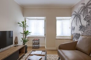 Cozy Apartment with Interior Terrace | Living area | 1-cm flat-screen TV with cable channels - Peixeira Studios and Apartments (Lisbon)