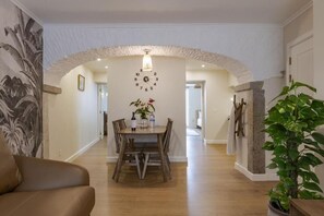 Cozy Apartment with Interior Terrace | Dining room - Peixeira Studios and Apartments (Lisbon)