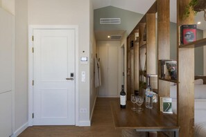 Cozy Studio with Balcony | Wohnzimmer