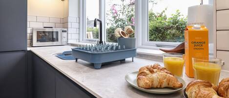 Réfrigérateur, lave-vaisselle, bouilloire électrique, grille-pain