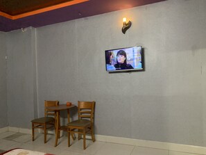 Desk, free WiFi, bed sheets - Gia Bao Hotel (Ho Chi Minh City)