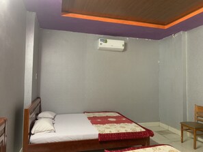 Desk, free WiFi, bed sheets - Gia Bao Hotel (Ho Chi Minh City)