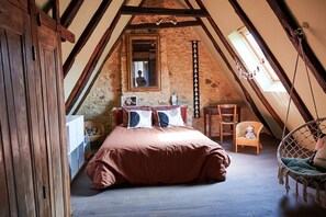 4 slaapkamers, een bureau, een strijkplank/strijkijzer, reisbedje