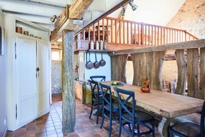 Outdoor dining - Charming house with private pool (Le Buisson-de-Cadouin)