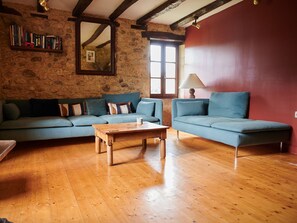 Smart-tv, böcker, en stereo och datorskärmar